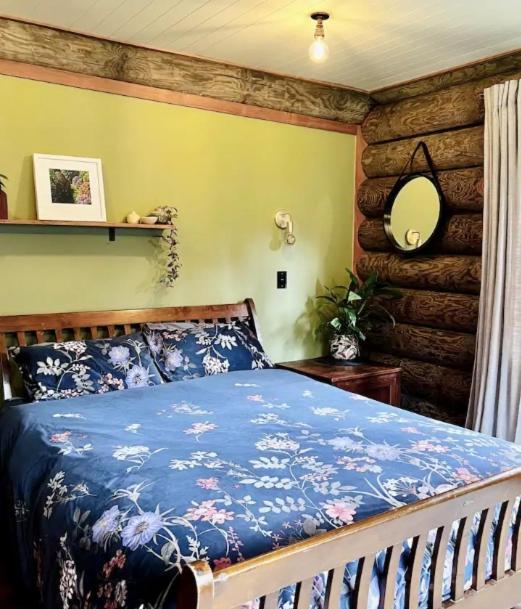 Coromandel Secluded Log Cabin Retreat Hikuai Exterior photo